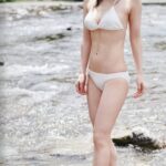 【画像】吉岡里帆さん、水着グラビアに舞い戻るっっ！！！！！のサムネイル画像